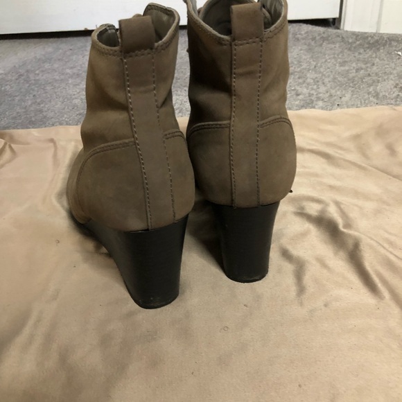 Dark Army green wedge, tie-up booties, faux suede size 7-1/2 - Picture 3 of 7